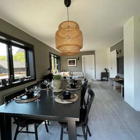 Naturskjont Og Sentralt, Flott Beliggende Stor Holiday home