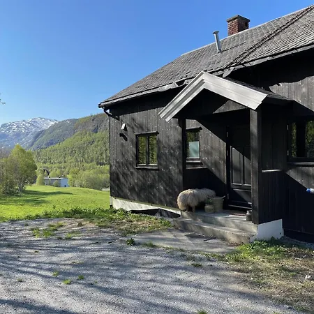 Naturskjont Og Sentralt, Flott Beliggende Stor