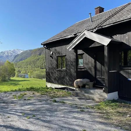Naturskjont Og Sentralt, Flott Beliggende Stor